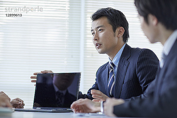 Japanische Geschäftsleute bei einem Treffen