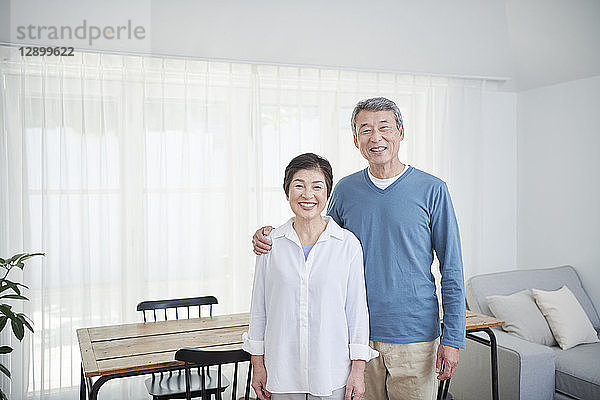 Japanisches Seniorenpaar im Wohnzimmer