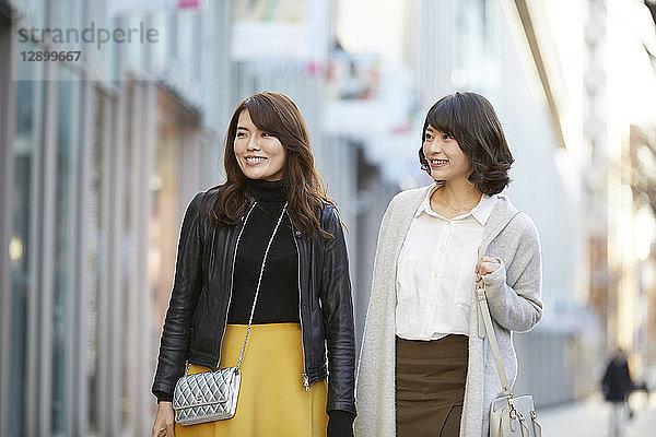 Japanische Frauen beim Schaufensterbummel in der Tokioter Innenstadt
