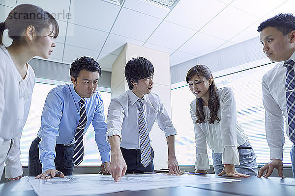 Japanische Geschäftsleute bei einem Treffen