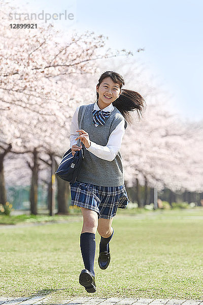 Japanische Oberstufenschülerin in Uniform