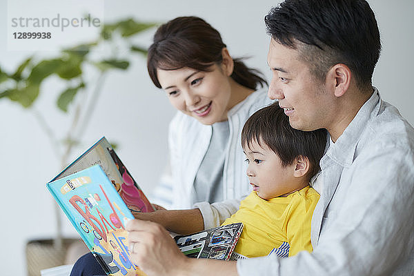 Japanische Familie auf dem Sofa