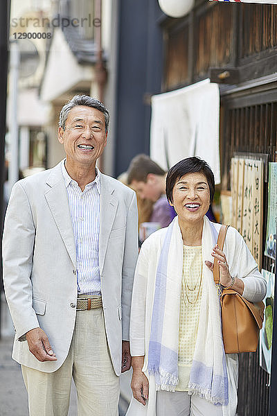 Japanisches Seniorenpaar beim Einkaufen