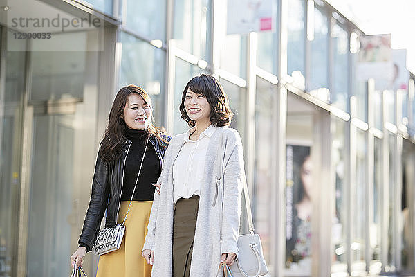 Japanische Frauen beim Schaufensterbummel in der Innenstadt von Tokio