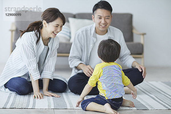 Japanische Familie im Wohnzimmer