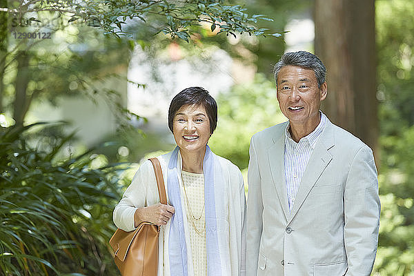 Japanisches Seniorenpaar vergnügt sich im traditionellen Gasthaus