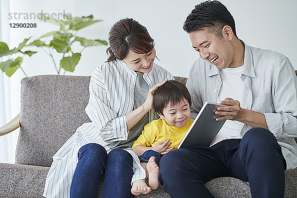 Japanische Familie auf dem Sofa