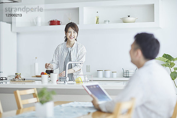 Japanisches Paar in der Küche