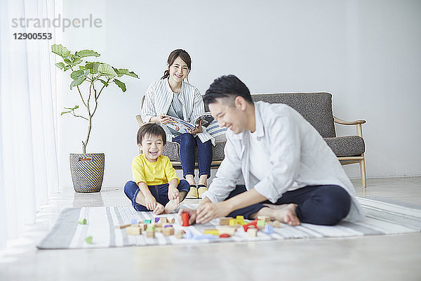 Japanische Familie im Wohnzimmer