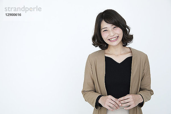 Japanische Frau auf weißem Hintergrund