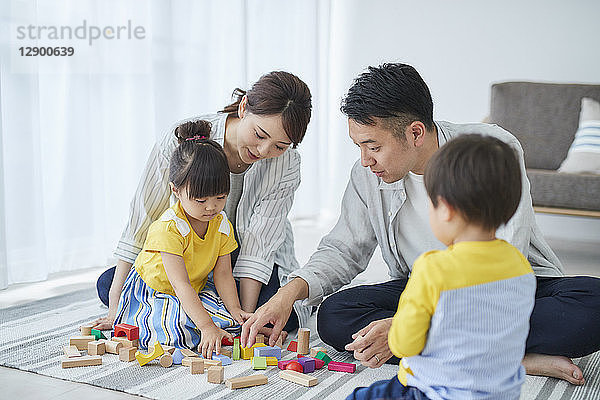 Japanische Familie im Wohnzimmer