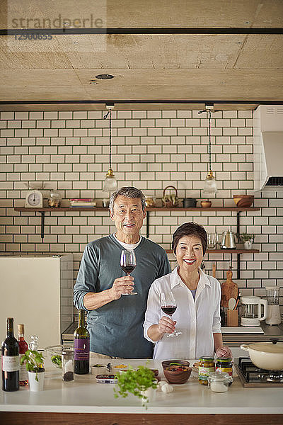 Japanisches Seniorenpaar in der Küche