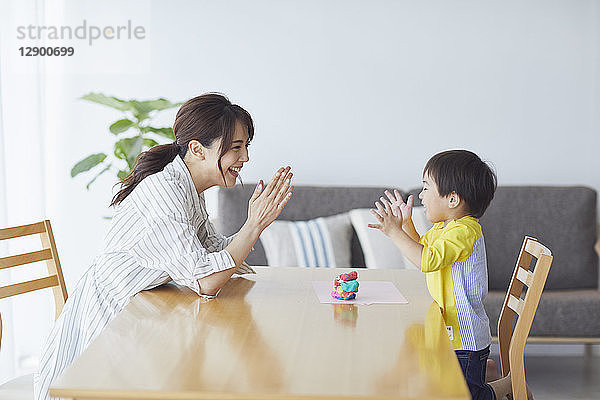 Japanische Mutter und Kind spielen