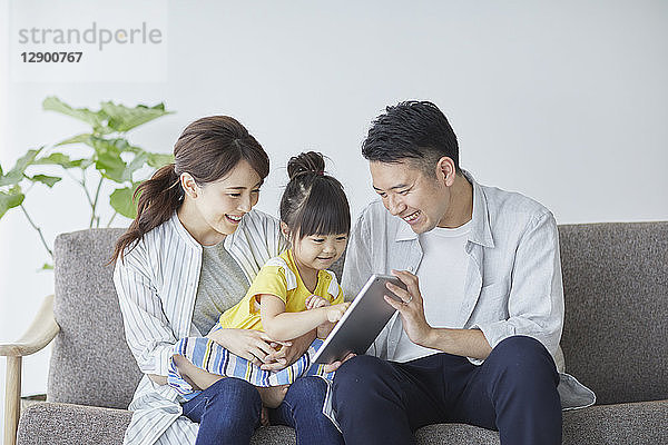 Japanische Familie auf dem Sofa