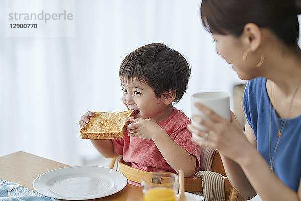 Japanische Mutter und Kind beim Frühstück