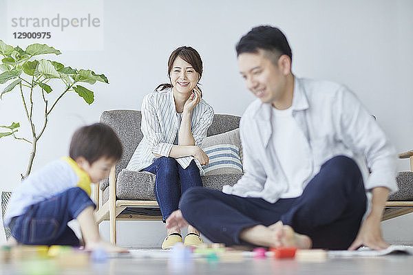 Japanische Familie im Wohnzimmer