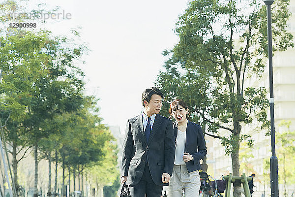 Japanisches Paar auf dem Weg zur Arbeit