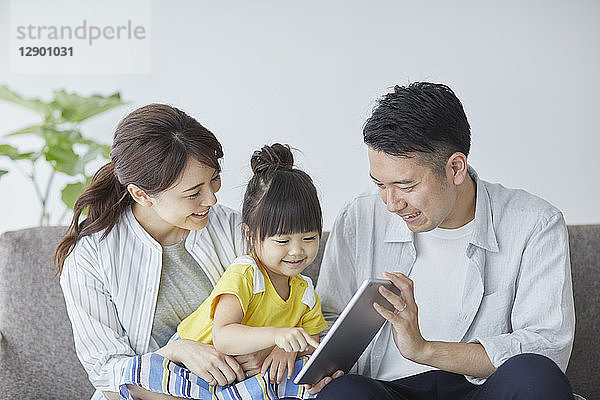 Japanische Familie auf dem Sofa