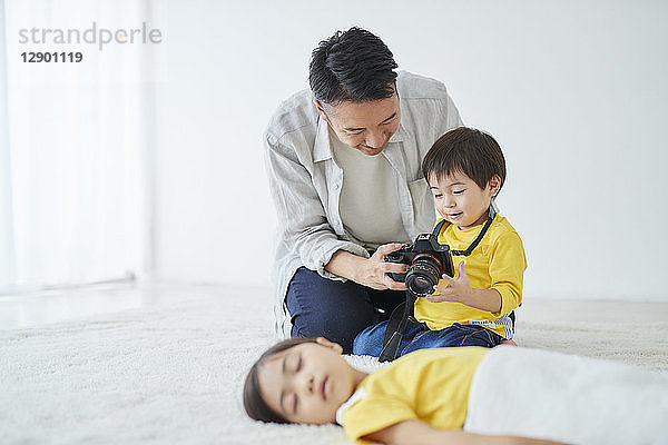 Japanischer Vater und Kind beim Fotografieren