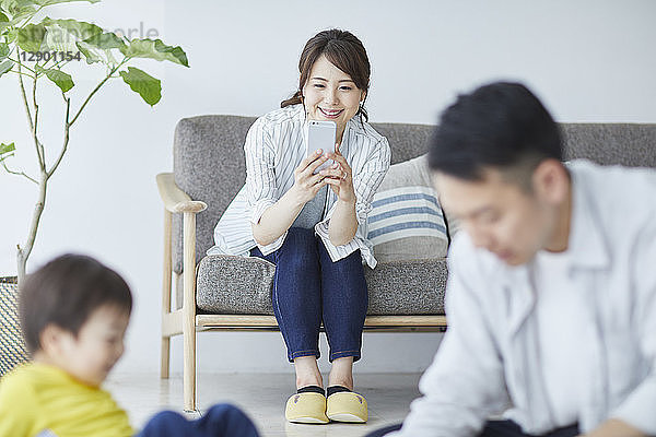 Japanische Familie im Wohnzimmer