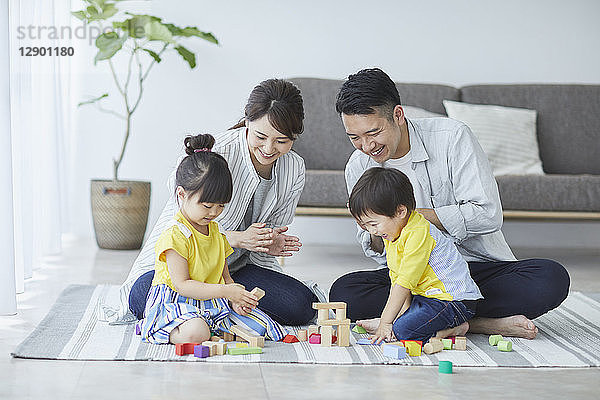 Japanische Familie im Wohnzimmer