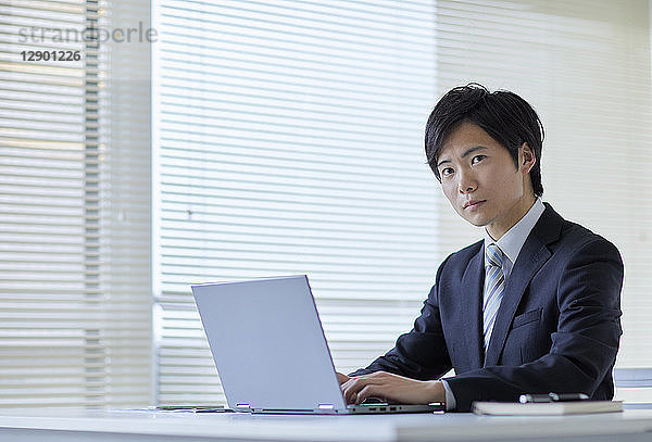 Japanischer Geschäftsmann im Büro