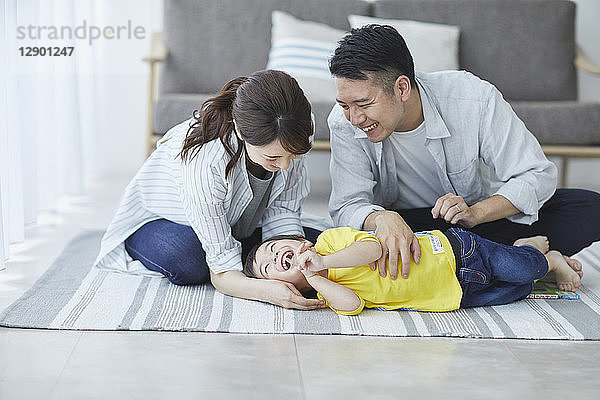 Japanische Familie im Wohnzimmer