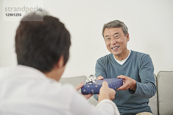 Japanisches Seniorenpaar tauscht Geschenke aus