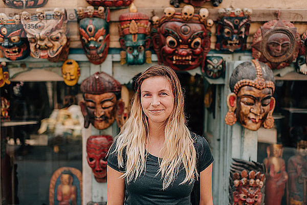 Frau vor Masken  Kathmandu  Nepal