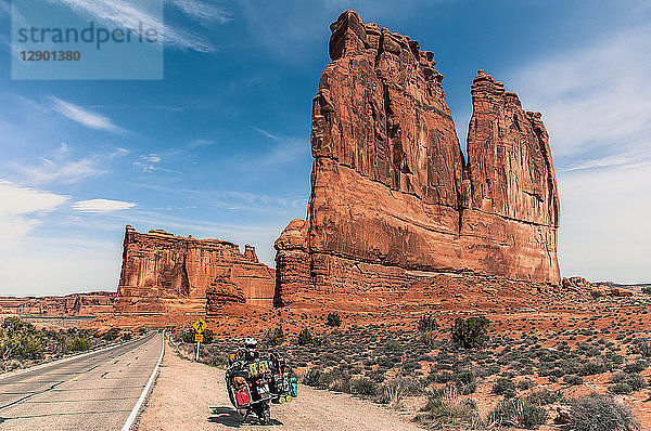 Motorrad auf Trad-Kletterroute  Arches-Nationalpark  Moab  Utah  USA