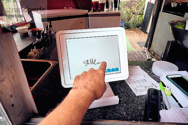 Digitaler Bildschirm für Lebensmittelbestellungen und Bezahlung im Speiselokal