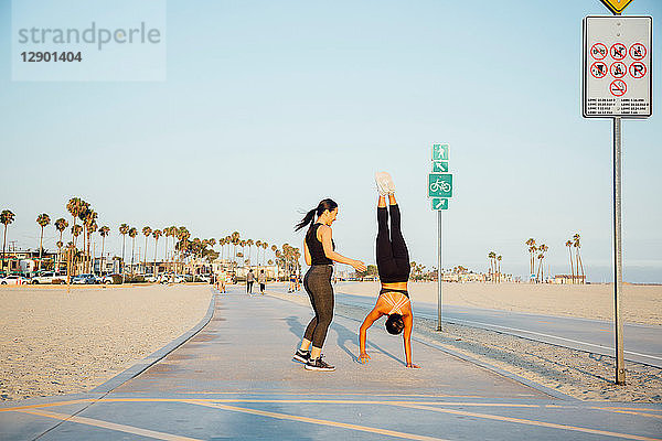 Freunde machen Übungen am Strand  Long Beach  Kalifornien  USA