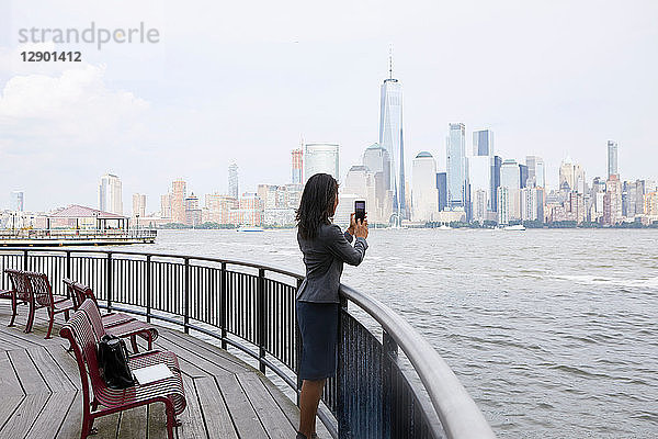 Geschäftsfrau fotografiert die Skyline von New York City