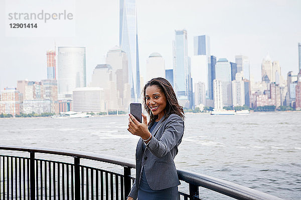 Geschäftsfrau im Selbstversuch  Skyline von New York City im Hintergrund