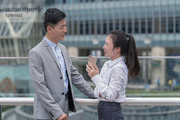 Junge Geschäftsfrau und Mann im Gespräch in der Stadt  Shanghai  China