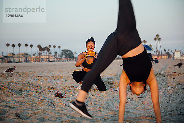 Freunde fotografieren Übung am Strand  Long Beach  Kalifornien  USA
