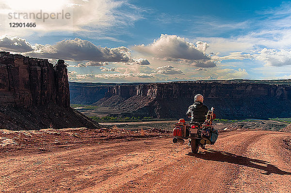 Biker auf Felskletterroute  Canyonlands National Park  Moab  Utah  USA