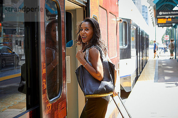 Geschäftsfrau steigt in den Zug ein