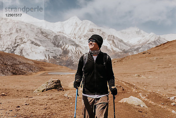 Wanderer auf der Spur  Annapurna Circuit  Himalaya  Manang  Nepal