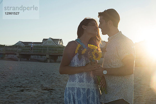 Romantisches junges Paar von Angesicht zu Angesicht am Strand bei Sonnenuntergang  Spring Lake  New Jersey  USA