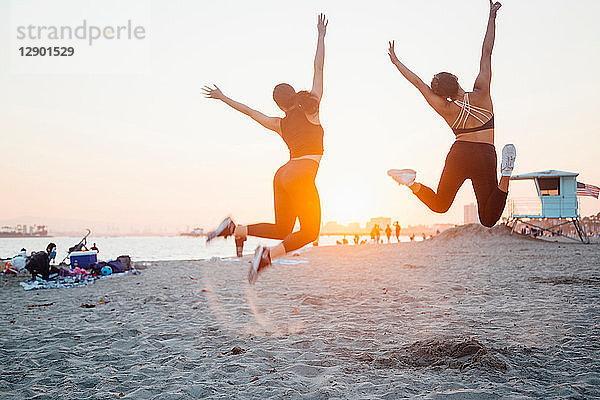 Freunde springen am Strand  Long Beach  Kalifornien  USA