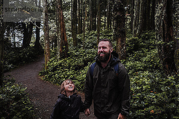 Vater und Tochter wandern im Wald  Tofino  Kanada