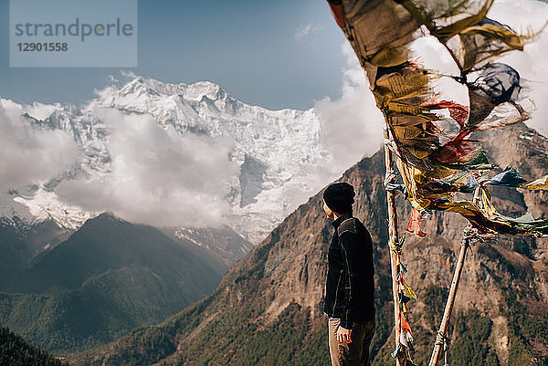 Wanderer auf dem Gipfel  Annapurna Circuit  Blick auf den Berg Annapurna 2  den Himalaja  Manang  Nepal