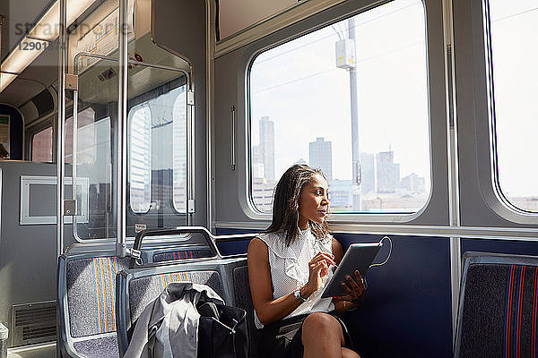 Geschäftsfrau benutzt digitales Tablet im Zug