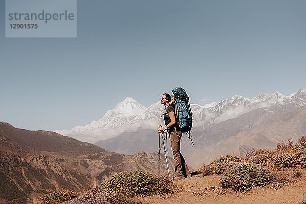 Wanderer auf dem Gipfel  Annapurna Circuit  Himalaya  Dhaulagiri- und Tukuche-Gebirge im Hintergrund  Muktinath  Nepal