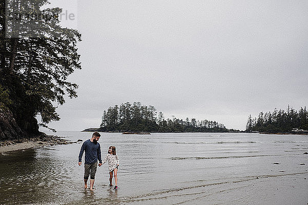 Vater und Tochter am Strand  Tofino  Kanada