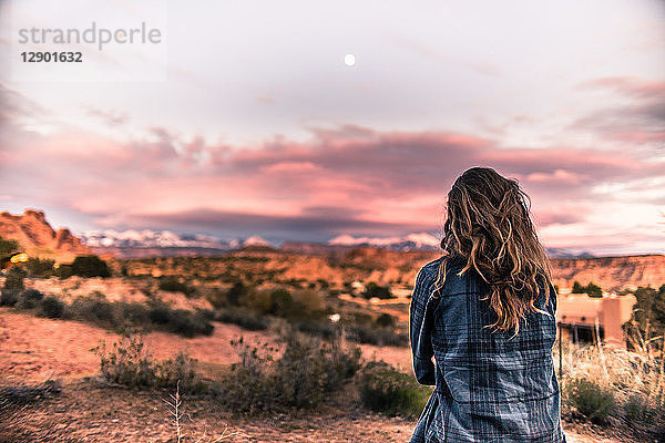 Frau betrachtet Sonnenuntergang in der Wüste  Moab  Utah