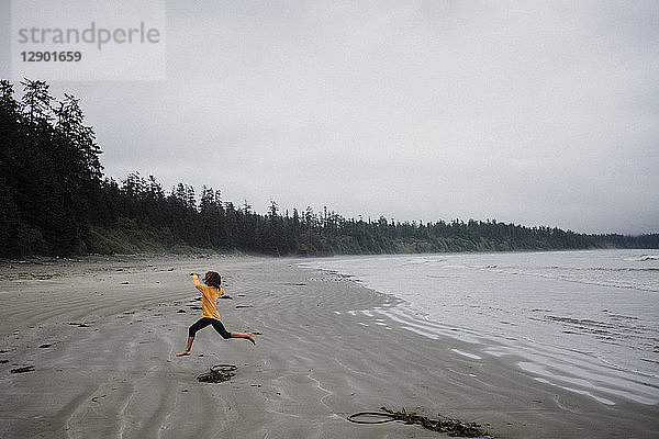 Mädchen spielt am Strand  Tofino  Kanada