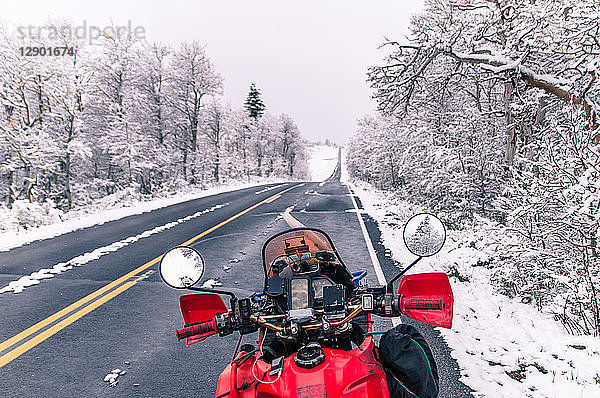 Im Winter am Straßenrand abgestelltes Reisemotorrad  Placerville  Kalifornien  USA