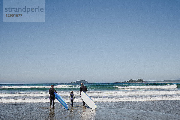 Freunde mit Tochter beim Surfen am Strand  Tofino  Kanada